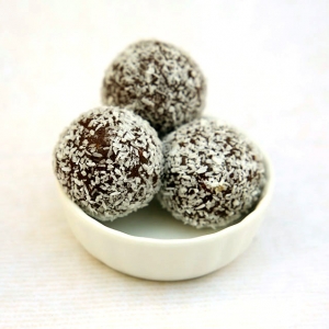 gesunde süßigkeiten power balls dattel mit kokos